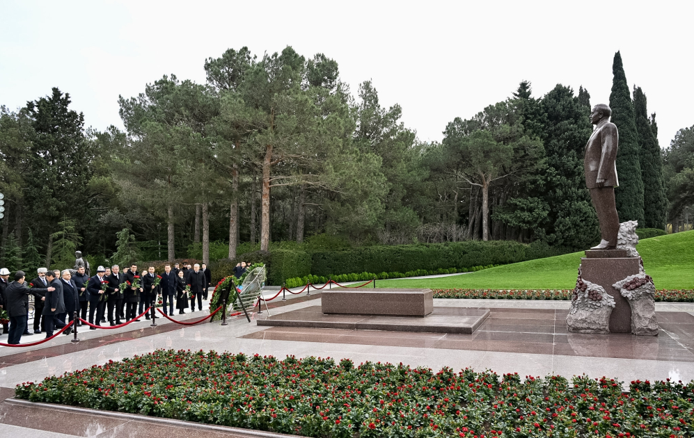 Заместитель Главы Кабмина Бакыт Торобаев встретился с министром сельского хозяйства Азербайджана Меджнуном Мамедовым